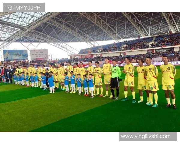 当代足球明星与女星同框合照展现魅力与风采的精彩瞬间