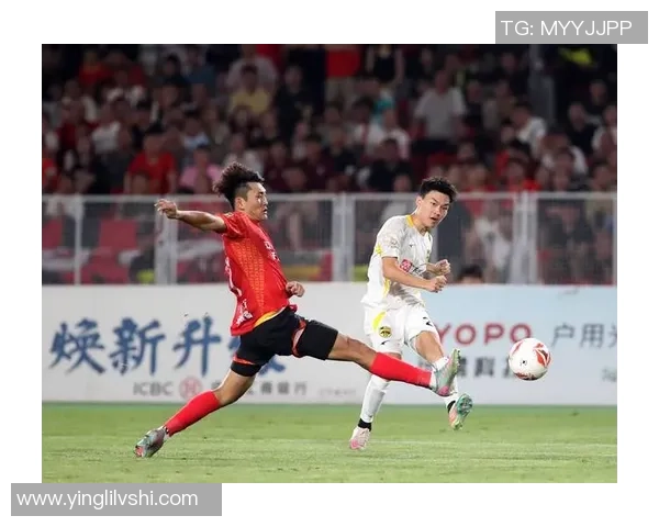 足球明星与豹子的精彩瞬间展现力量与优雅的完美结合 足球明星与豹子的精彩瞬间展现力量与优雅的完美结合