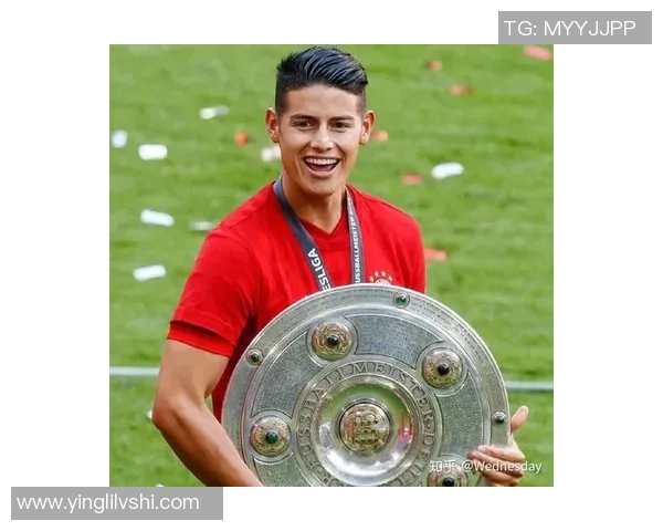 足球明星的时尚发型与白色衣服完美搭配引领潮流风向标